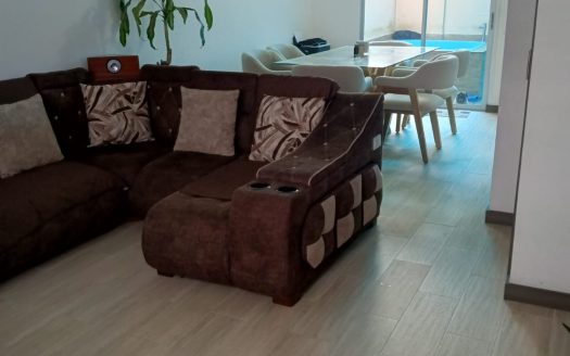 Casa en venta de 3 dormitorios con amplio patio en Gardens Club II – Marianitas, Calderón